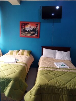 Basic Double Room | Free WiFi, bed sheets - Hostal La Rueda (Guaranda)