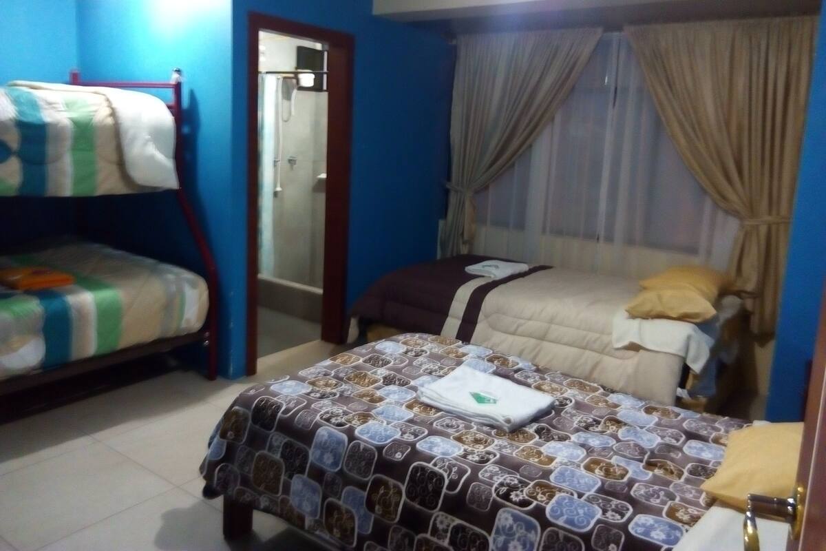 Habitación cuádruple Confort | Wifi gratis y ropa de cama