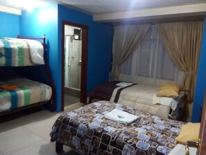 Chambre Quadruple Confort | Wi-Fi gratuit, draps fournis