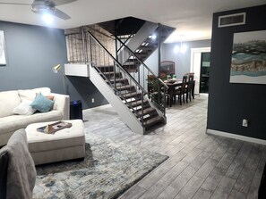 Smart TV, chimenea, videojuegos y libros 