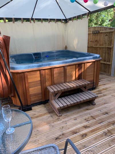 The Cabana ideal home to play & stay. Private Hot Tun and garden