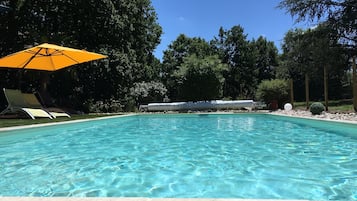 Piscine extérieure (ouverte en saison), parasols de plage