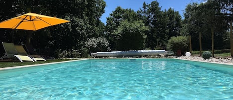 Piscina stagionale all'aperto, ombrelloni da piscina, lettini