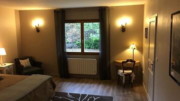 컴포트 스위트 (Hirondelle) | 1 개의 침실, 고급 침구, 각각 다른 스타일의 인테리어, 각각 다르게 가구 비치