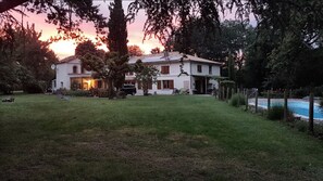 Fachada del alojamiento - Noche