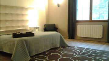 Une chambre avec deux lits, un radiateur et une fenêtre avec des rideaux.