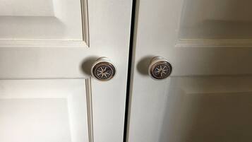 Une porte blanche avec deux poignées de porte rondes et métalliques.