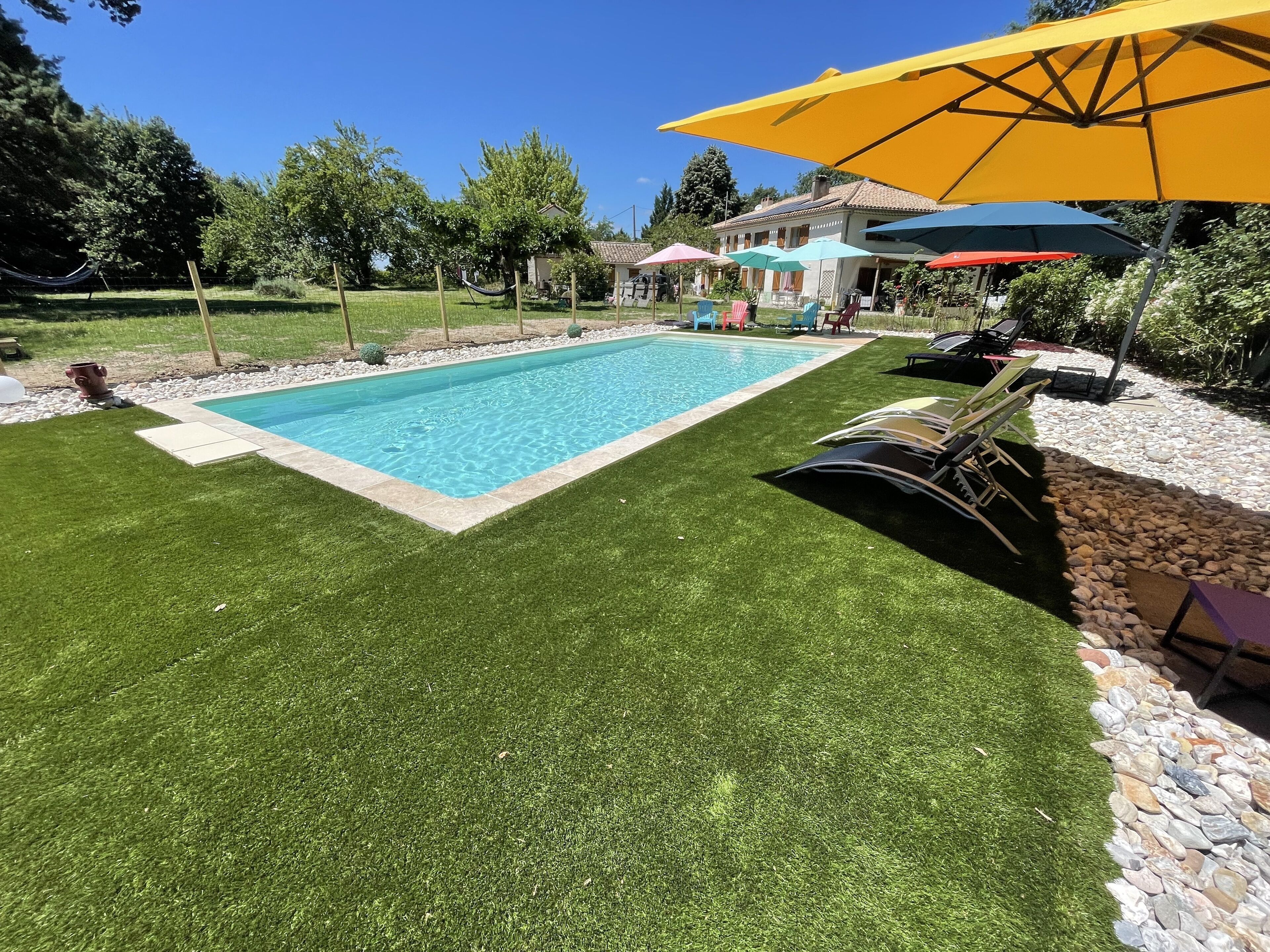 Piscine extérieure (ouverte en saison), parasols de plage
