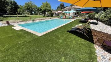 Piscine extérieure (ouverte en saison), parasols de plage