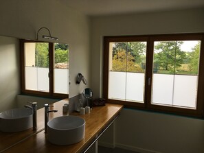 Comfort Suite (Papillon) | Bathroom | Shower, free toiletries, hair dryer, towels - La Forestière (Monclar-de-Quercy)