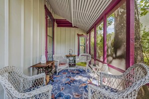 Terrace/patio - The Manor - historic mansion, covered porch, wifi, walk to everything, king bed (Berkeley Springs)