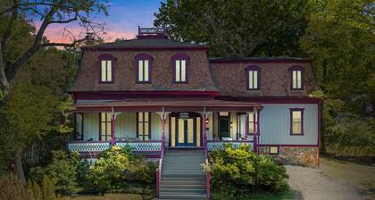 The Manor - historic mansion, covered porch, wifi, walk to everything, king bed