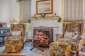 TV - The Manor - historic mansion, covered porch, wifi, walk to everything, king bed (Berkeley Springs)