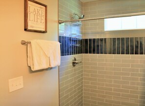 Dusche, Haartrockner, Handtücher, Toilettenpapier