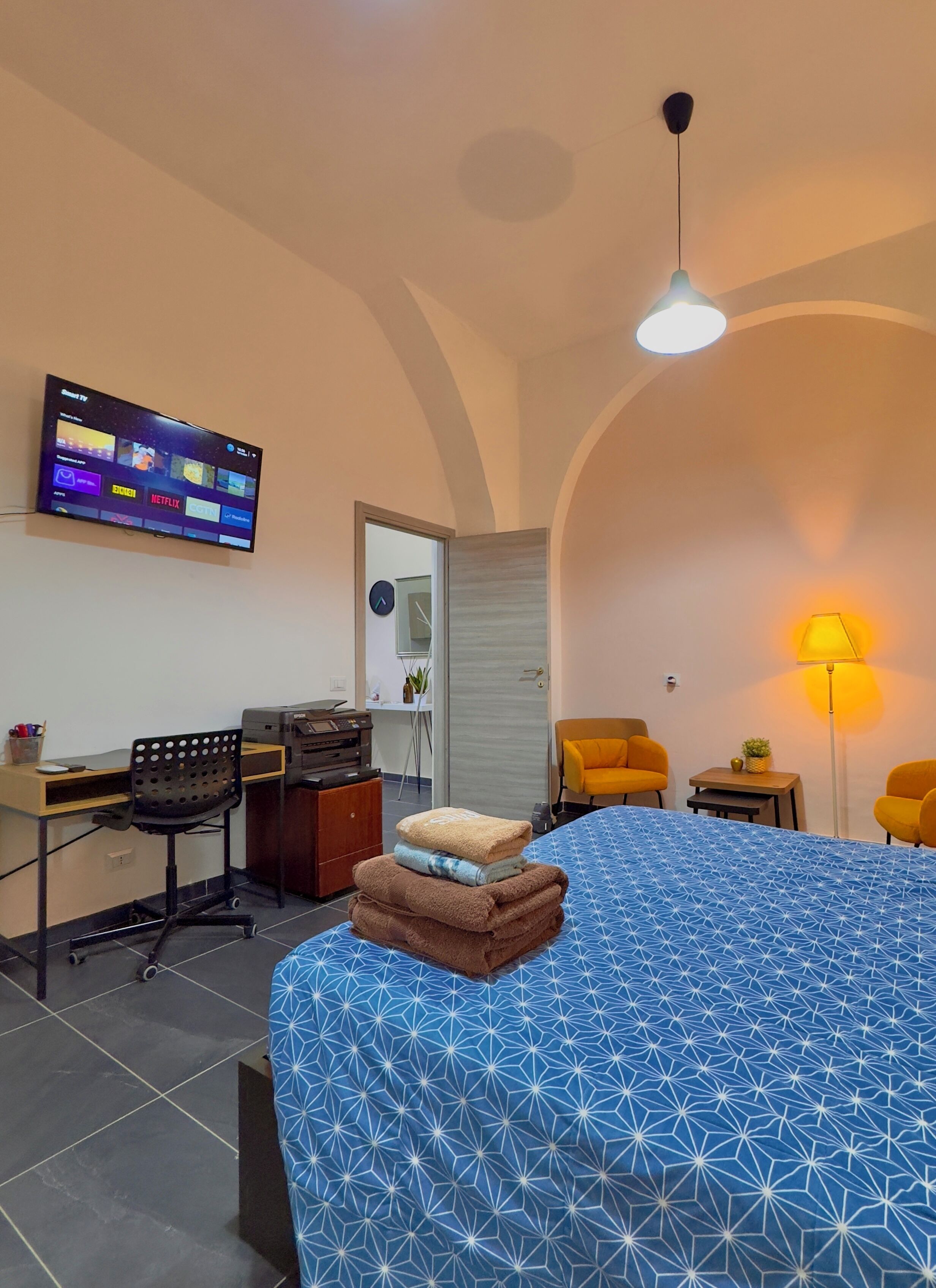 1 chambre, fer et planche à repasser, lit de bébé portatif