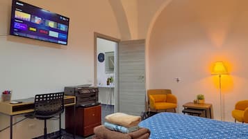1 chambre, fer et planche à repasser, lit de bébé portatif