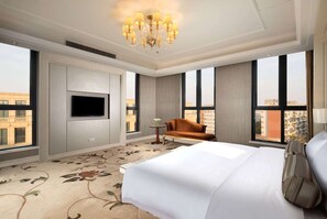 Suite, 1 King Bed, Smoking (Embassy)