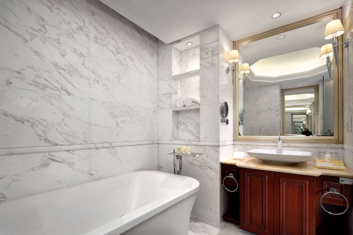 Cabezal de ducha con hidromasaje, toallas