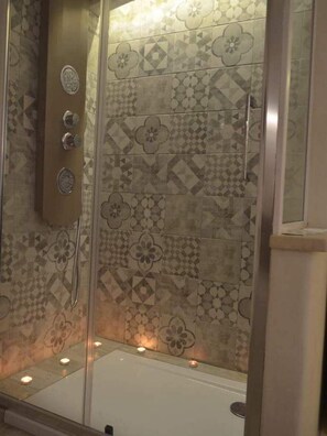 Deluxe Double Room (Sole) | Bathroom | Hair dryer, bidet, towels - B&B Cieli di Dante (Conversano)
