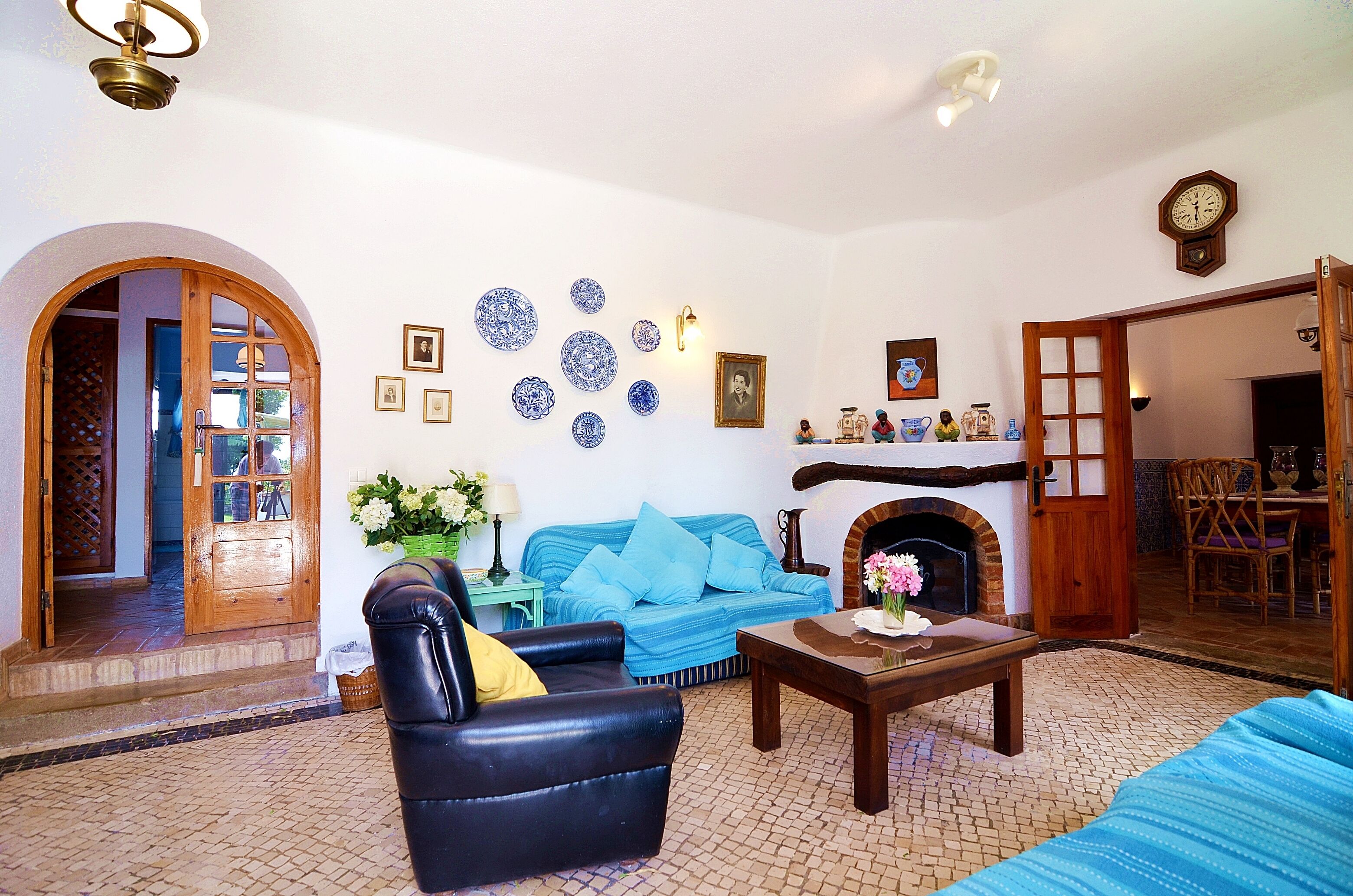 TV connectée, cheminée, jeux vidéo, lecteur de DVD