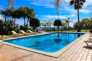 Outdoor pool - Beautiful Restored Algarve Typical Farmhouse, With Private Pool And Sea Views (Loulé)