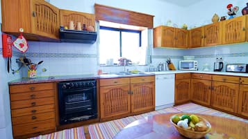 JÀÀkaappi, mikroaaltouuni, uuni, liesi