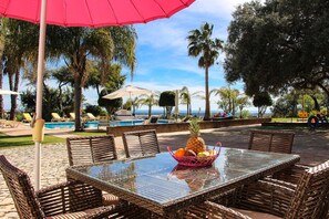 Outdoor dining - Beautiful Restored Algarve Typical Farmhouse, With Private Pool And Sea Views (Loulé)