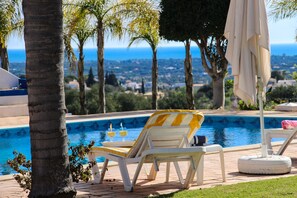 Outdoor pool - Beautiful Restored Algarve Typical Farmhouse, With Private Pool And Sea Views (Loulé)