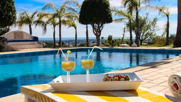 A poolside setting with a tray of two drinks and a bowl of fruit. - Beautiful Restored Algarve Typical Farmhouse, With Private Pool And Sea Views (Loulé)