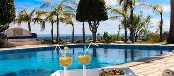 Beautiful Restored Algarve Typical Farmhouse, With Private Pool And Sea Views