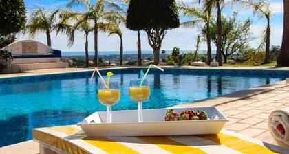 Beautiful Restored Algarve Typical Farmhouse, With Private Pool And Sea Views