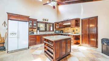 Réfrigérateur, micro-ondes, plaque de cuisson, lave-vaisselle