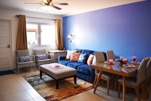 TV, Netflix, streaming services - The pearl: Steps to Eagle Beach #10 (J.E. Irausquin Boulevard)