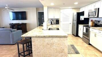 Refrigerador, microondas, horno, placa de cocina