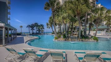 Una piscina al aire libre, una piscina climatizada