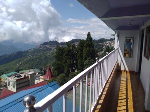 Property grounds - Amazing Mountain view , Location and Family friendly. (Darjeeling)