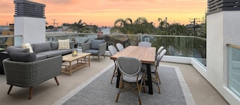 4bd 4b 2car A/C bikes WIFI private rooftop Patio