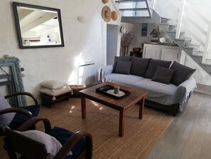 تلفزيون، مدفأة، كُتُب