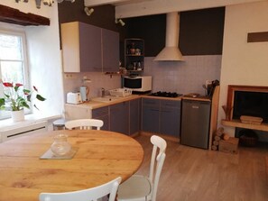 ثلاجة، ميكروويف، فرن، موقد طهي مسطح