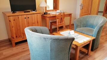 Standard Twin Room | Minibar, in-room safe, desk, blackout drapes