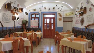 Tägliches inbegriffenes kontinentales Frühstück