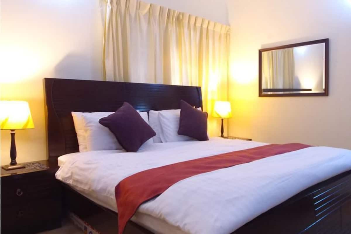 Habitación doble económica, vista a la colina, junto a la montaña | Tabla de planchar con plancha, wifi gratis y ropa de cama