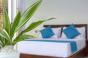 Habitación doble estándar | Minibar, caja de seguridad en la habitación y escritorio 
