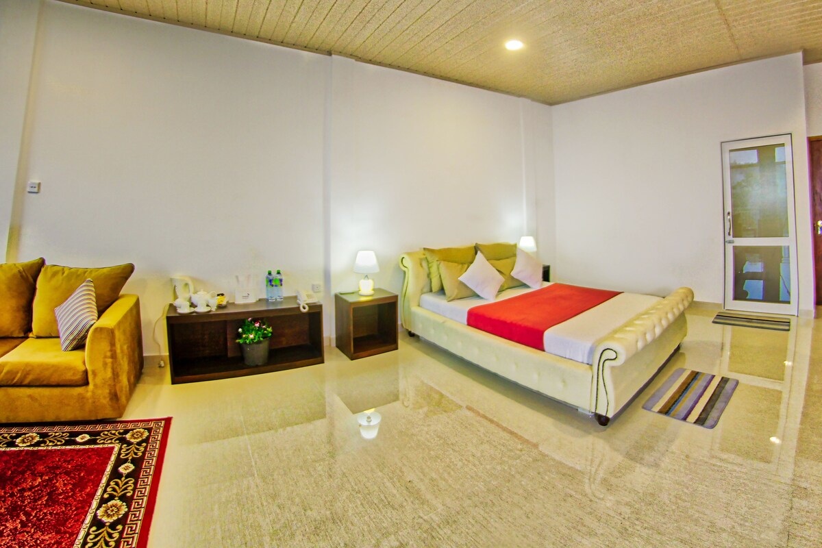 Minibar, in-room safe, desk, iron/ironing board