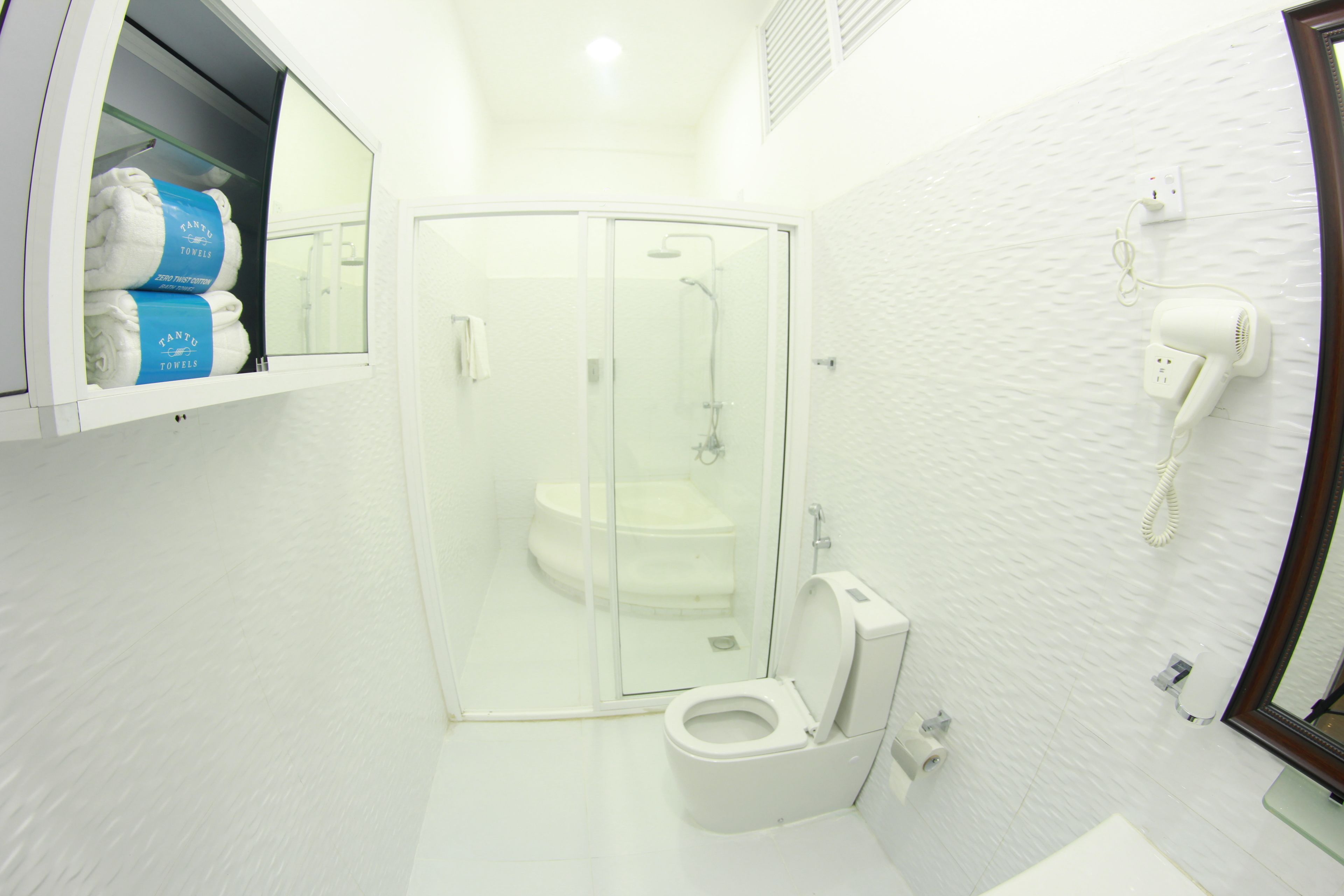 Habitación triple superior | Baño | Ducha y cabezal de ducha tipo lluvia