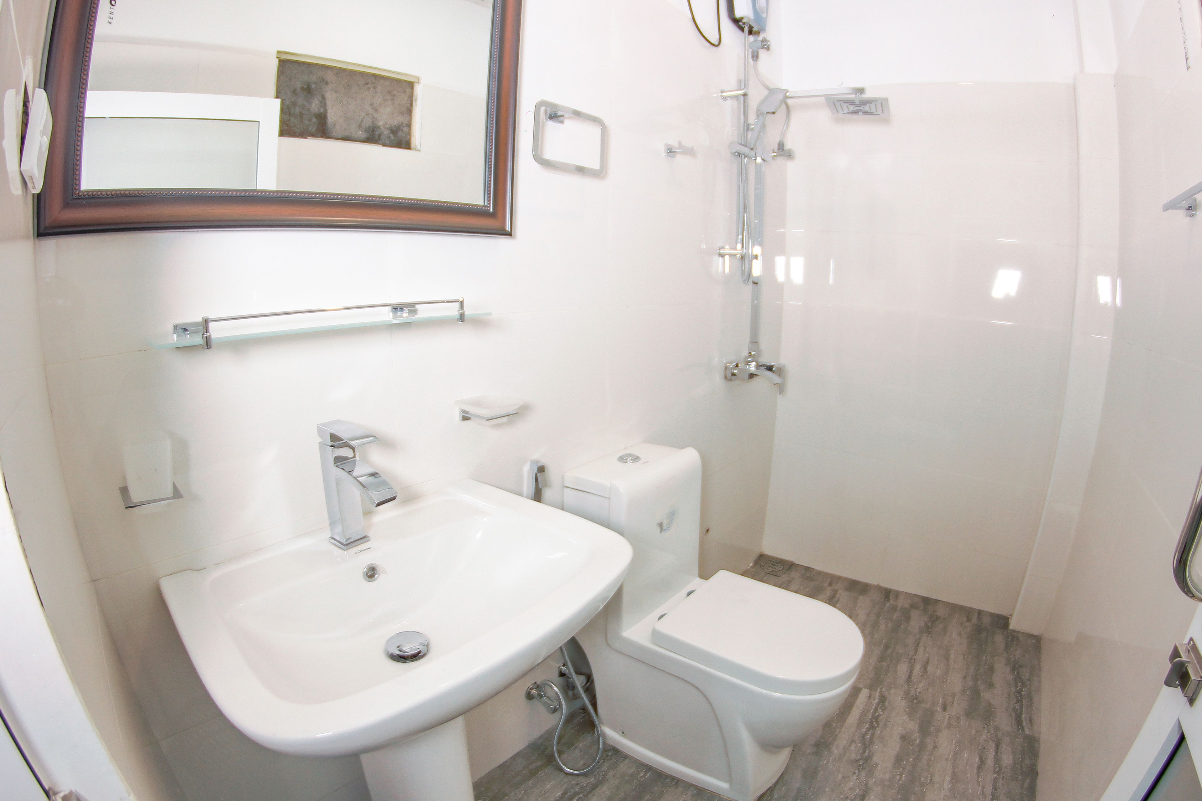 Ein Badezimmer mit Waschbecken, Toilette und Dusche.