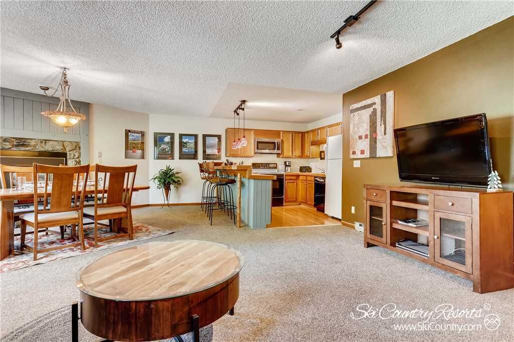 Onsite Clubhouse with Pool, Hot Tub & Gas Grill, Wi-Fi, Garage