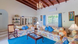TV, DVD player - Villa Casabella (Husbands)