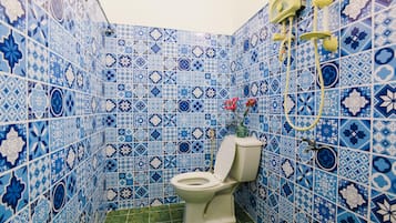 Hiustenkuivaaja, pyyhkeet, sampoo, vessapaperi