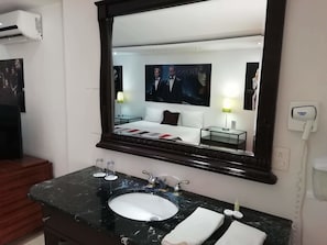 Chambre Standard | Décor unique, bureau, fer et planche à repasser, accès au Wi-Fi (inclus)